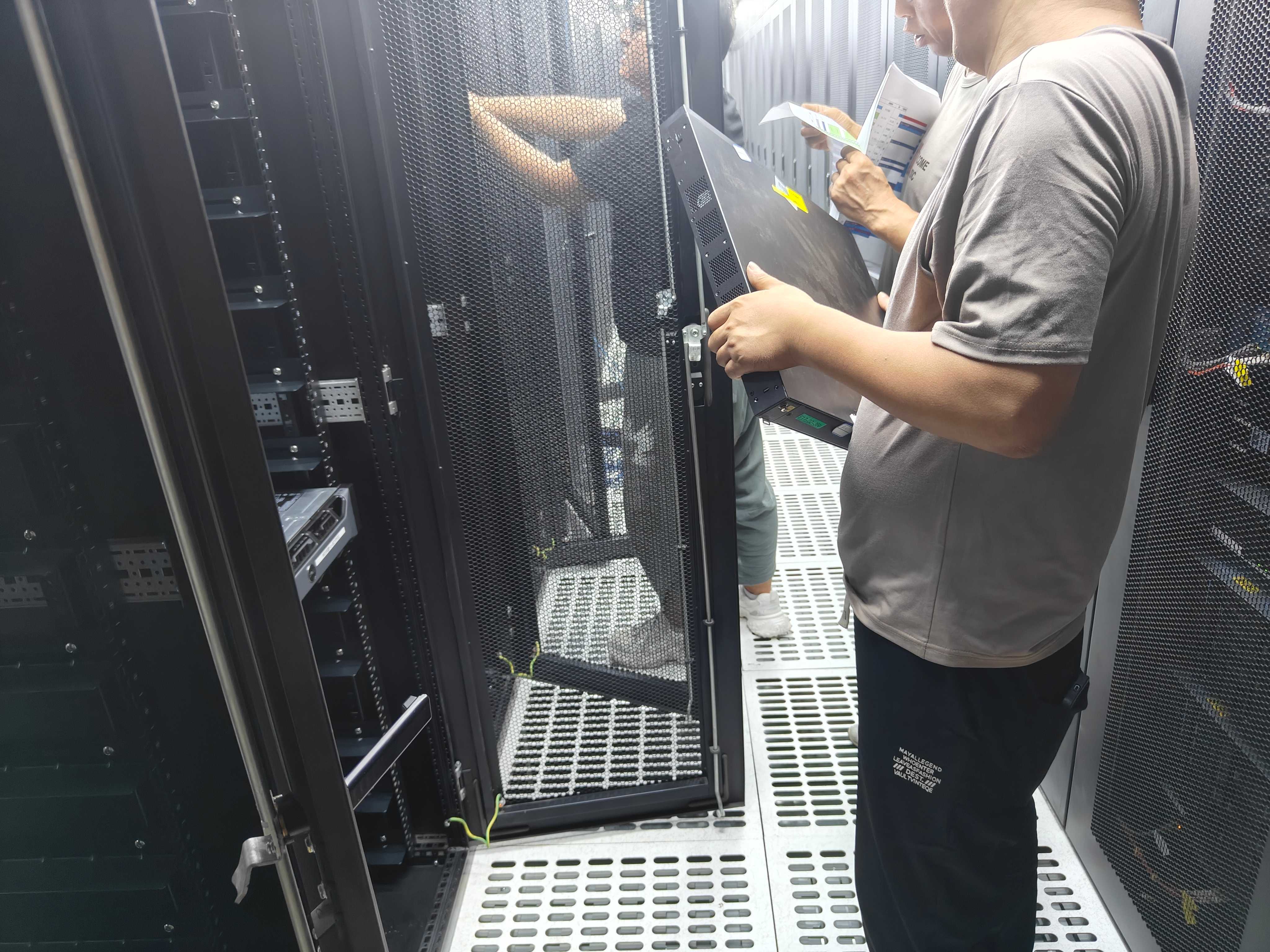 重庆服务器托管去机房的步骤